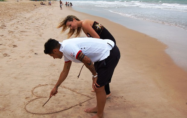 Cicinho e Marri se divertem na praia de Boa Viagem (Foto: Tiago Medeiros/Globoesporte.com)