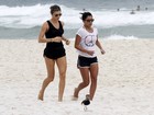 Grazi Massafera corre na areia da praia com Anna Lima