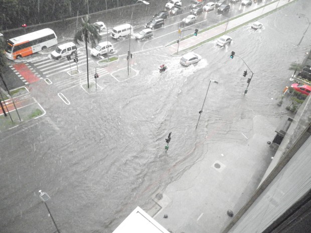 Chuva alaga trecho da Avenida Faria Lima, na Zona Oeste de São Paulo. A leitora afirma que a via alagou em cerca de 30 minutos (Foto: Catia Vieira/VC no G1)