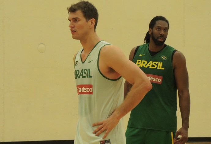 Boa temporada de Splitter e Nenê deverá fazer com que garrafão brasileiro seja muito marcado pelos rivais (Foto: Fabio Leme)