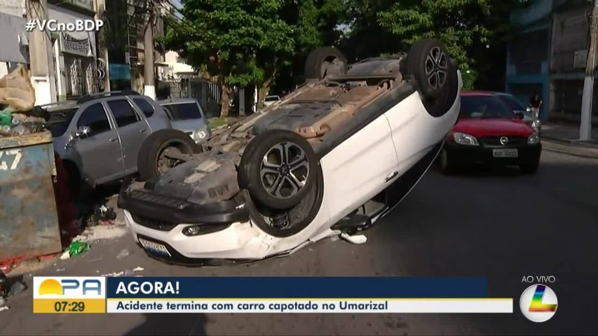 Carro desgovernado capota e atinge veículos estacionados em Belém