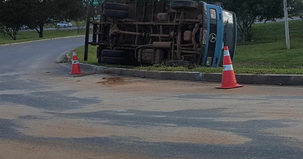 G Caminh O Tomba Em Viaduto Ap S Passar Sobre Leo Em Via Do Df