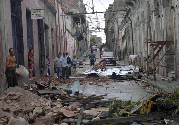 Moradores observam estragos provocador pela tempestade Sandy nesta quinta-feira (25) em Santiago de Cuba (Foto: Miguel Rubiera/AIN/Reuters)