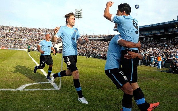 Luis Suarez comemora gol do Uruguai contra o Peru (Foto: AP)