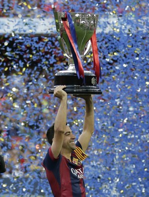 Xavi e troféu - Barcelona x La Coruña (Foto: AP)