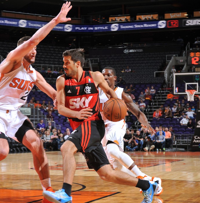 Laprovittola e Miles Plumlee, basquete Flamengo x Phoenix Suns (Foto: Getty Images) Laprovittola e Miles Plumlee, basquete Flamengo x Phoenix Suns (Foto: Getty Images)