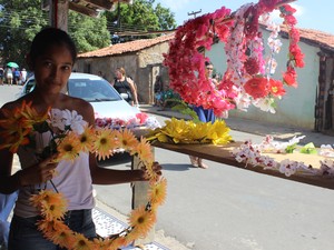 Maria Irene e a neta Andressa vendem coroas de flores na porta de cemitério (Foto: Catarina Costa/G1 PI)