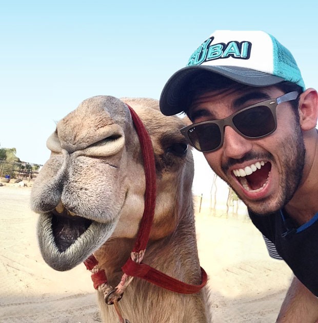 Paulo del Valle com um camelo em Dubai (Foto: Paulo del Valle/Divulgação)
