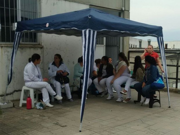 Greve segue por tempo indeterminado no Hospital Regional de Ararangu&aacute; (Foto: Denise de Medeiros/RBS TV)