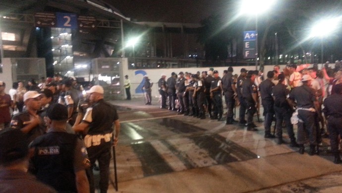Polícia portão saída Maracanã Fluminense (Foto: Vicente Seda)