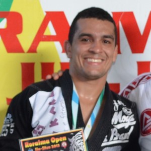 O atleta Eduardo Carneiro campeão do Absoluto faixa Marrom entre o 1º e 2º colocado (Foto: Nailson Almeida/GLOBOESPORTE.COM)