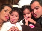 Luciano posta foto fazendo chamego nas filhas e na mulher