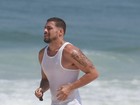 Cauã Reymond corre em praia do Rio para manter a boa forma