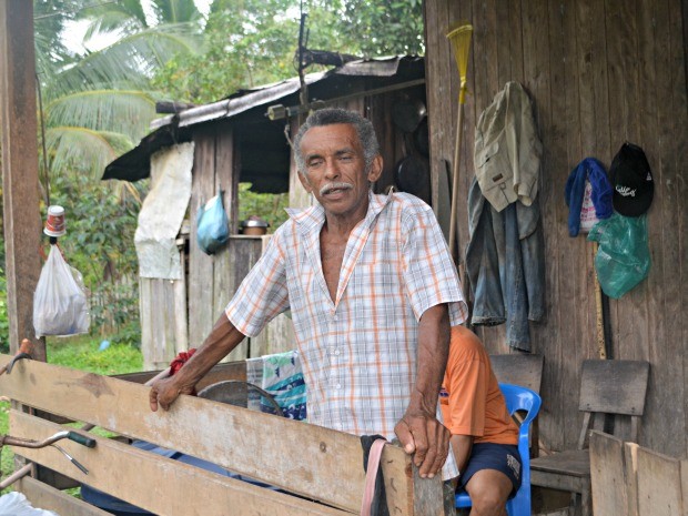 Homem diz que distribui quadros para que as pessoas reforcem sua fé  (Foto: Taís Nascimento/G1)