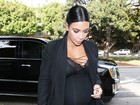 Kim Kardashian ganha chá de bebê e usa look decotado