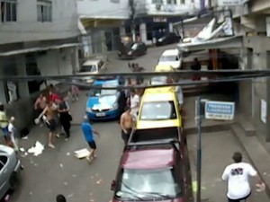 Policiais são agredidos na Rocinha (Foto: Reprodução / TV Globo)