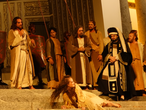 Cena da mulher adúltera na Paixão de Cristo de Nova Jerusalém 2015 (Foto: Jael Soares/ G1)