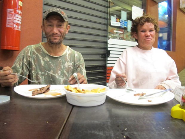 Casal recebe refeição em restaurante da Zona Leste de SP (Foto: Paulo Toledo Piza/G1)