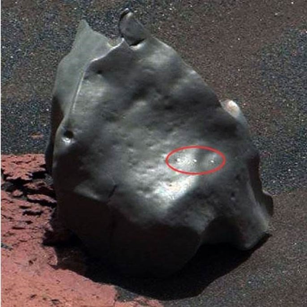  Close-up do objeto mostra marcas deixadas pelo laser do Curiosity  (Foto: Nasa)