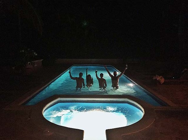 Giovanna Lancellotti curte piscina com amigos (Foto: Reprodução / Instagram)