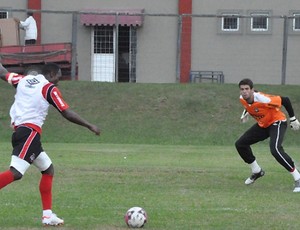 Atacante Guerrón e goleiro Alexandre em treino do Atlético-PR (Foto: Divulgação/Site oficial do Atlético-PR)