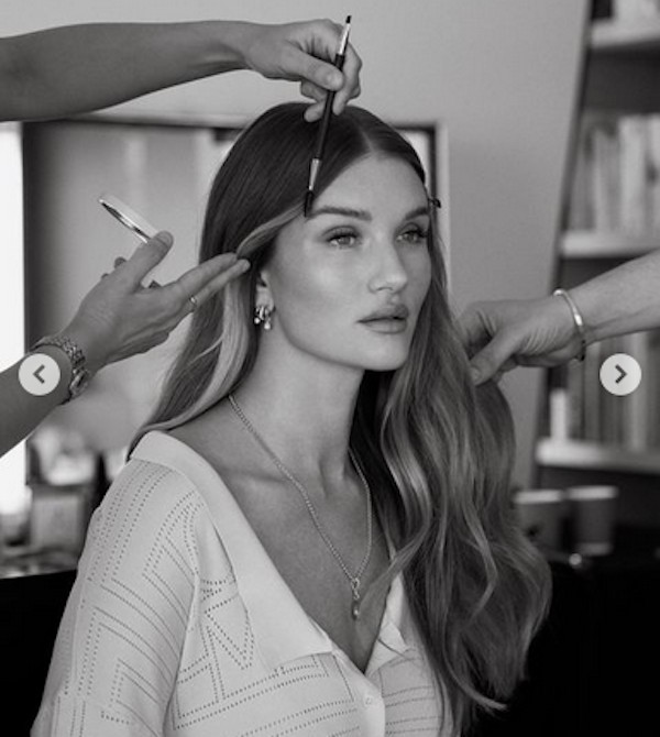 Musa de Mad Max e Transformers posa de lingerie e ostenta curvas oito meses após nascimento