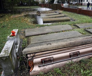 Força de supertempestade tira caixão de cova em cemitério  (Alex Brandon/AP)