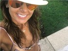 Flávia Sampaio ostenta barriga perfeita em dia de sol e piscina