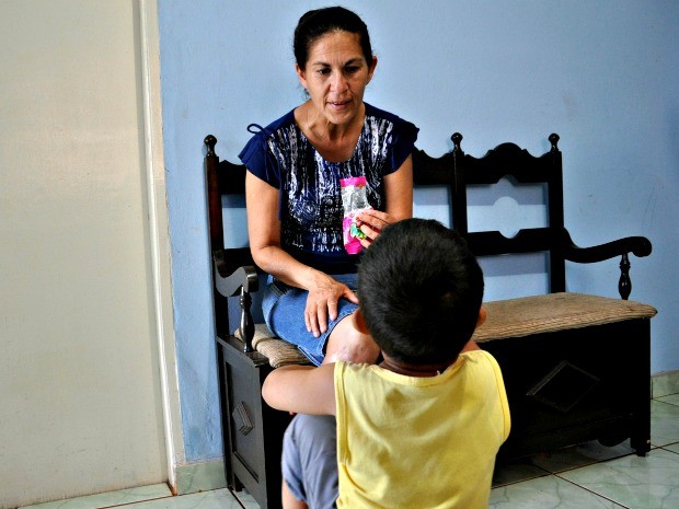Sônia, mãe de Eliza Samudio, com o neto Bruninho. (Foto: Tatiane Queiroz/ G1MS)