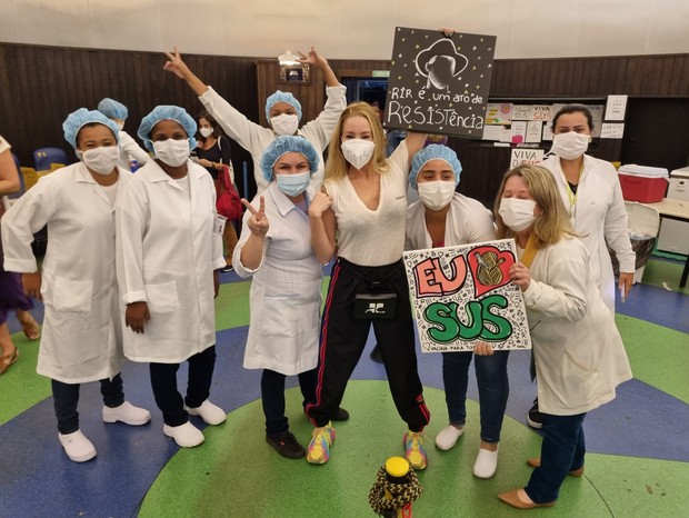 Danielle Winits posa com enfermeiras em posto de vacinação contra Covid-19 (Foto: Daniel Delmiro/AgNews)