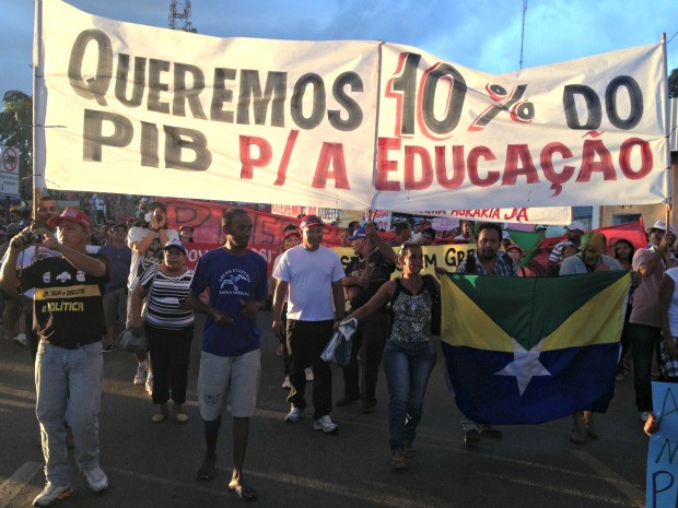 Servidores da educação estadual sairam em protesto pelo centro do cidade (Foto: Vanessa Vasconcelos/G1)