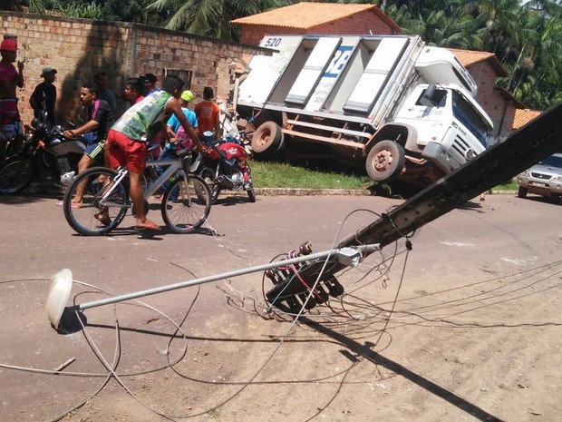 Caminhão desgovernado derrubou poste de energia elétrica em Viseu (Foto: Reprodução/TV Liberal)