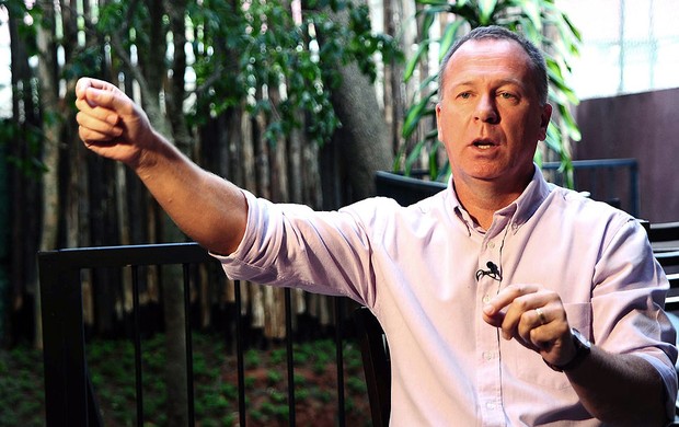 Mano Menezes entrevista (Foto: Marcos Ribolli / Globoesporte.com)