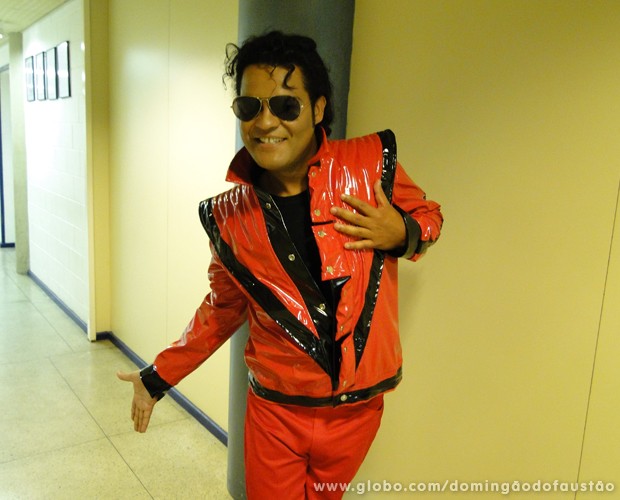 Jean Walker incorpora Michael Jackson e mostra voz e gingado do rei do pop Michael
