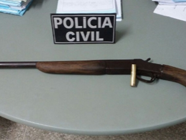 Homem respode por homicídio e roubo. Com ele a polícia encontrou uma espingarda (Foto: SSPDS/Divulgação)