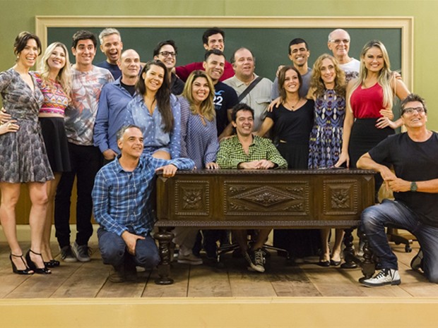Grande elenco reunido durante as gravações da nova