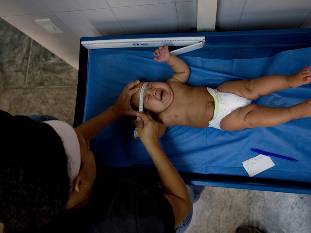 Em foto de 11 de fevereiro, bebê tem a cabeça medida durante exame de rotina em Caracas, na Venezuela  (Foto: Foto AP/Fernando Llano)