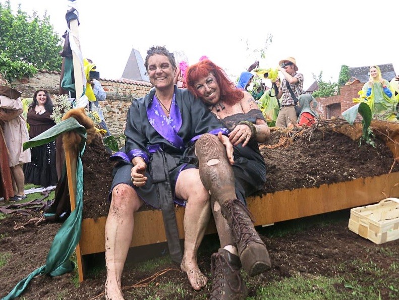 Casal sentado em cama de terra