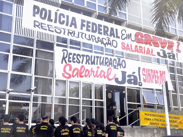 Policiais federais em greve em MT (Foto: Denise Soares/G1)