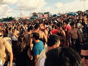 Público faz festa em desfile do bloco Babydoll de Nylon, em Brasília (Foto: Bárbara Lins/TV Globo) Público faz festa em desfile do bloco Babydoll de Nylon, em Brasília (Foto: Bárbara Lins/TV Globo)