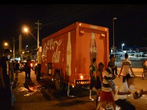 Grupo saqueia caminhão de refrigerantes que ficou parado em bloqueio em Aracaju (Foto: Flávio Antunes/G1)