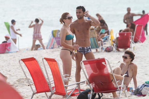 Antônia Fontenelle na praia com amigo (Foto: Anderson Borde / AgNews)