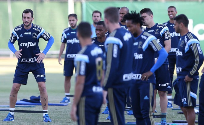 Enxugando gelo: com 38 jogadores, Palmeiras ainda tenta reduzir elenco