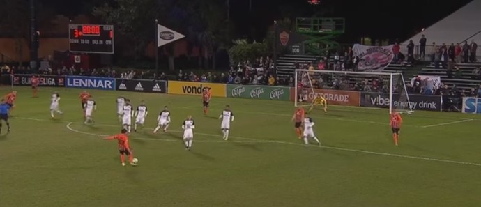 Linha de impedimento do Corinthians falha em gol do Shakhtar (Foto: Reprodução) Linha de impedimento do Corinthians falha em gol do Shakhtar (Foto: Reprodução)