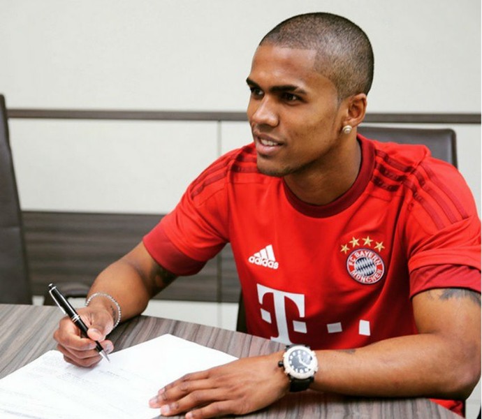Douglas Costa assina contrato Bayern de Munique  (Foto: Reprodução Instagram)