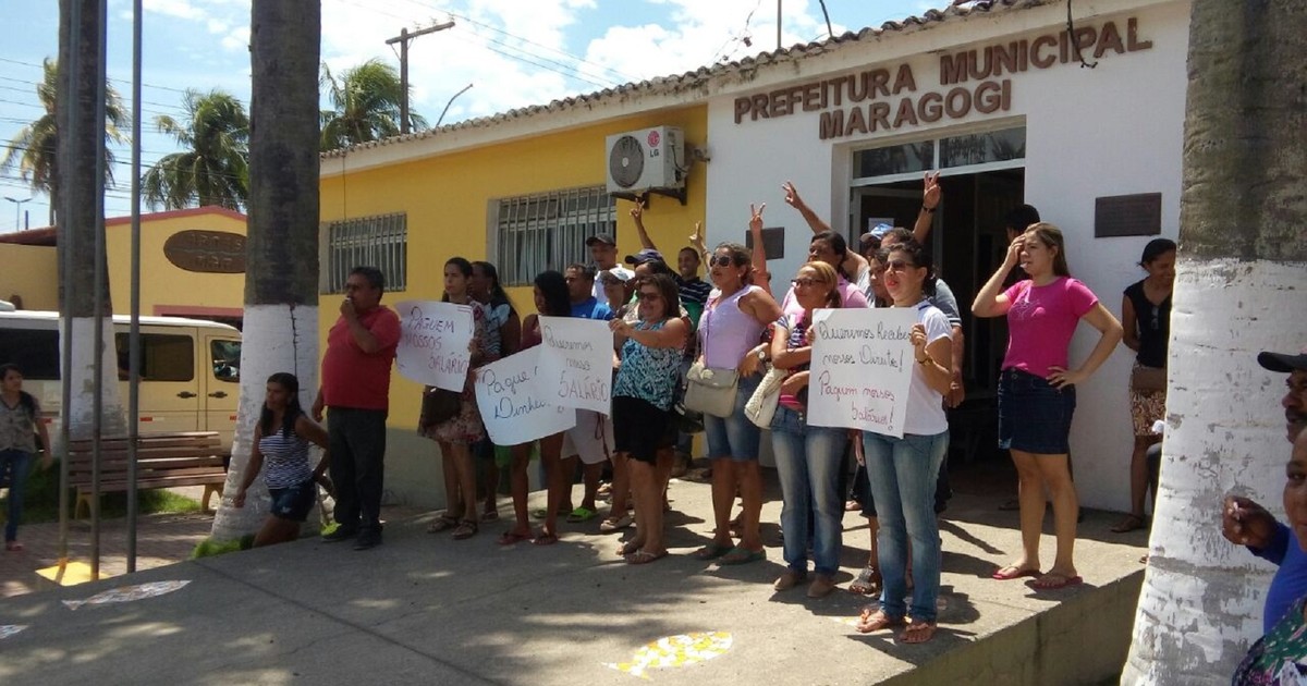 Servidores de Maragogi, em Alagoas, protestam contra salários ... - Globo.com