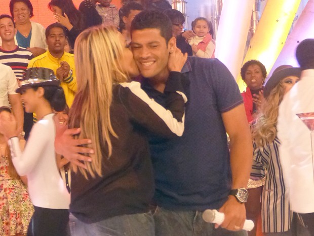 Atacante do Brasil ganha beijo da esposa no palco do programa (Foto: Esquenta/TV Globo)