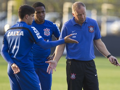 Comparações irritam, e Tricolor vira assunto no Timão antes do clássico