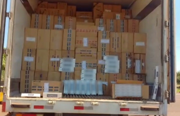 PRF localiza carga contrabandeada de cigarro avaliada em R$ 3 milhões em Goiás (Foto: Divulgação/PRF)