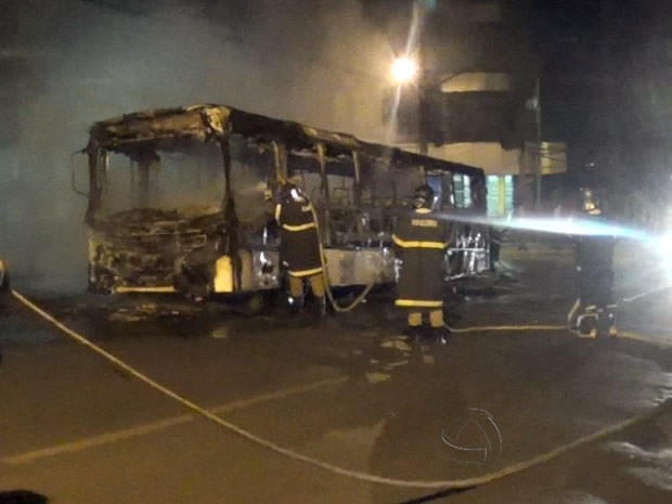 Ônibus coletivo pegou fogo na Avenida Getúlio Vargas no centro de Cuiabá. (Foto: Reprodução/TVCA)